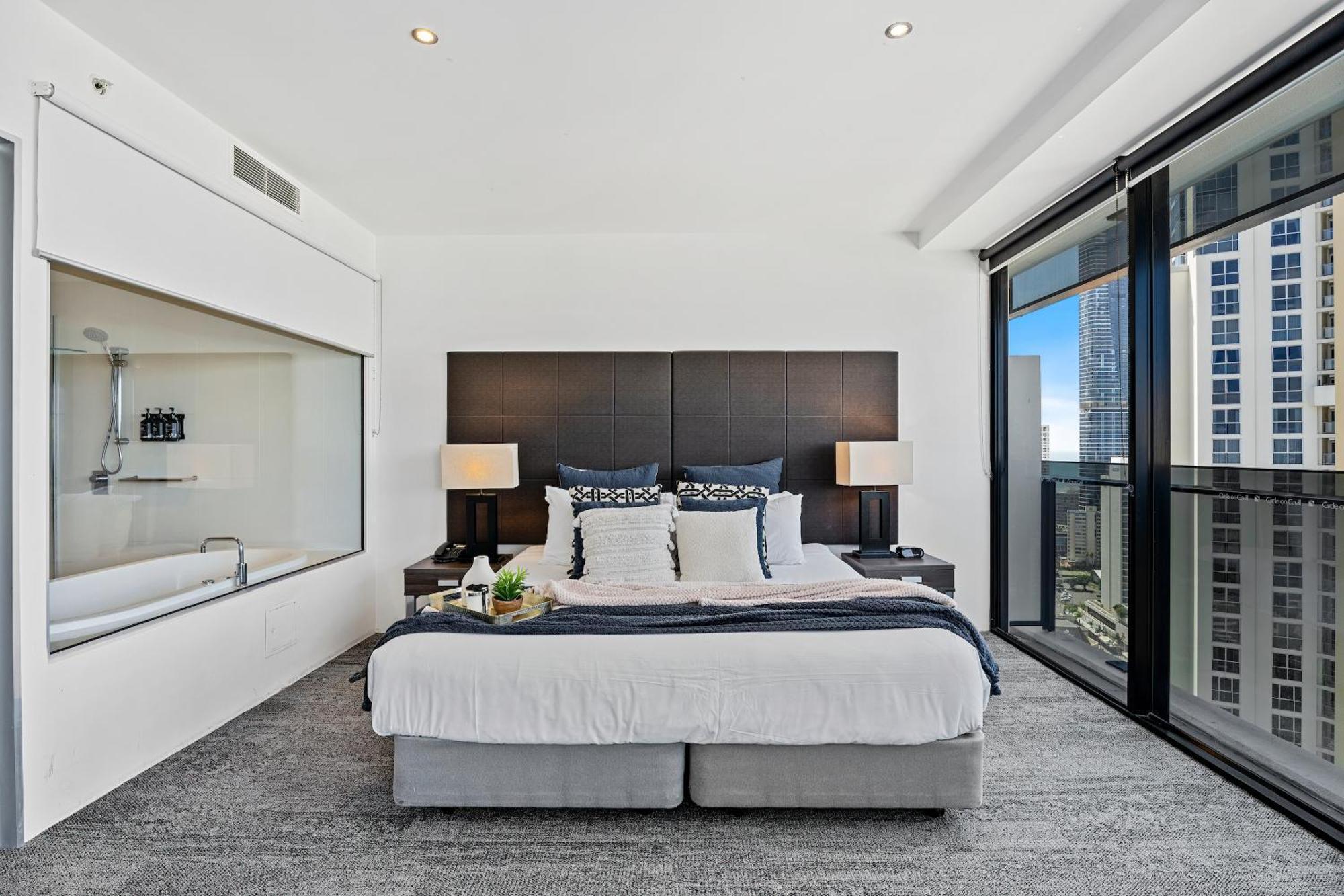 Circle On Cavill - Hosted By Coastal Letting Apartment Gold Coast Exterior photo